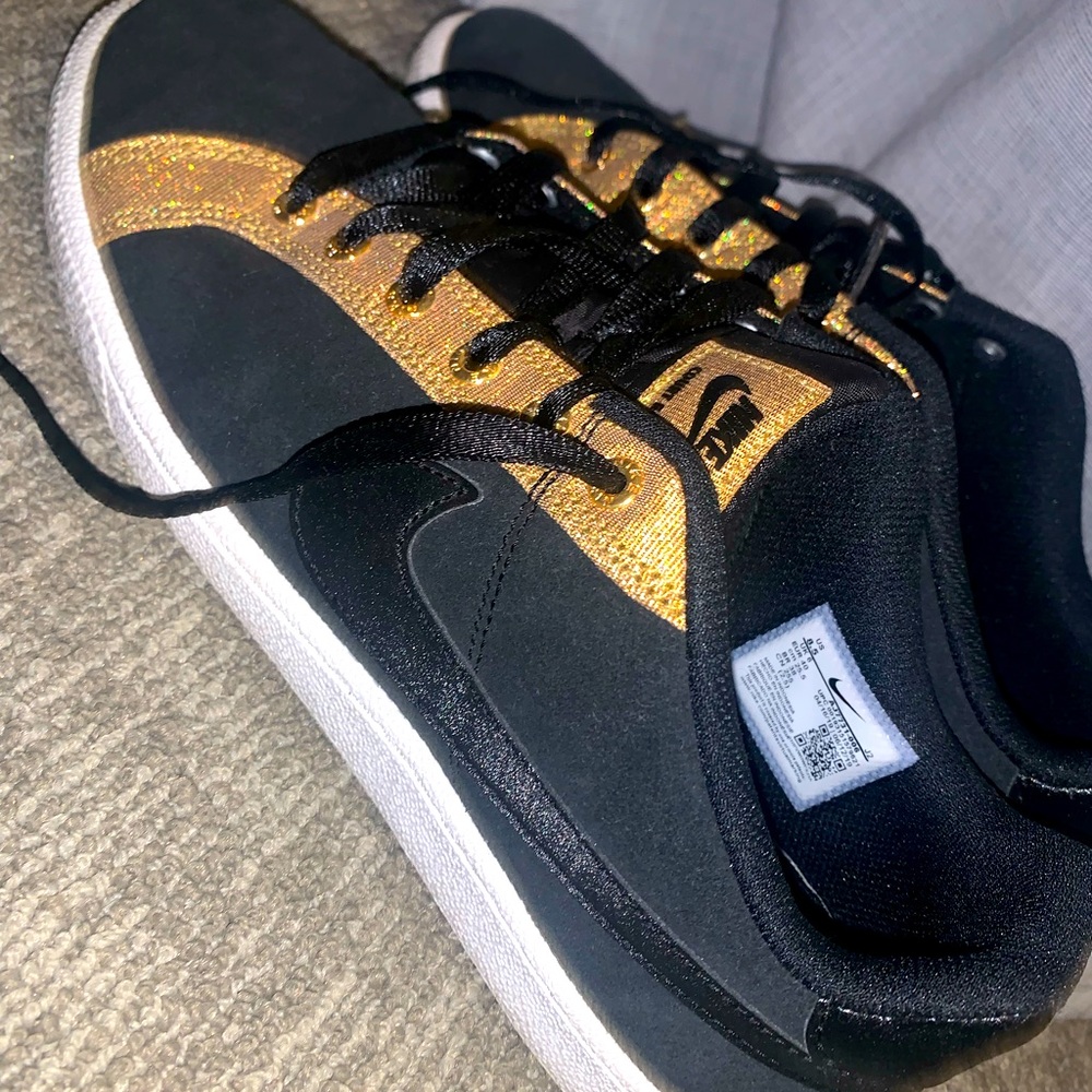 Size 8.5 Black Nike Lows